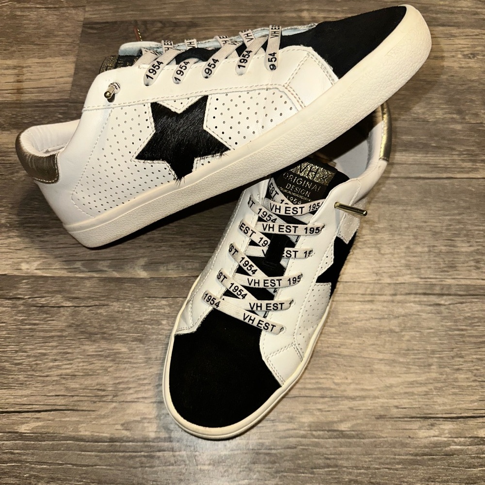 VINTAGE HAVANA women’s sneaker size 10 with the cutest gold details !!